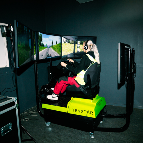 Person træner i en køresimulator til vejgodstransport, køresimulator, vejgodstransport, træning, lastbil, simulatortræning