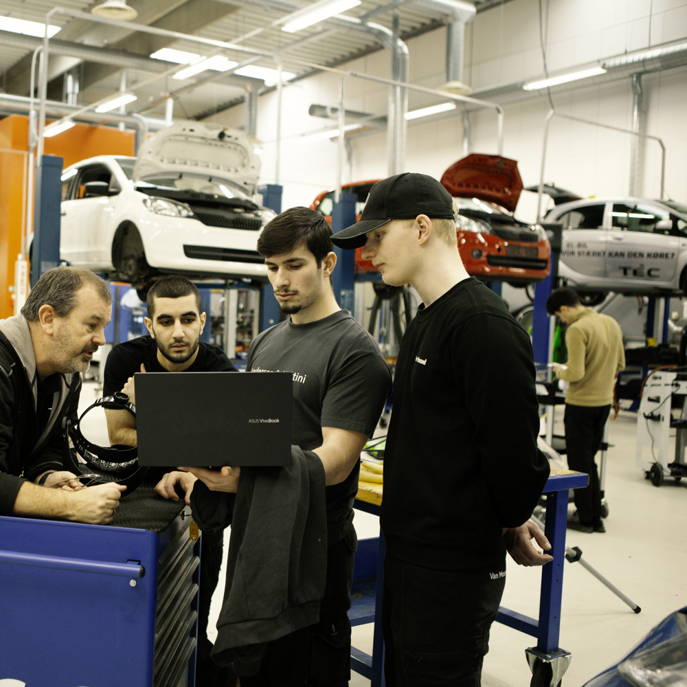Elever undervises i moderne bilteknologi på klimaerhvervsskole – fokus på digital fejlfinding og praksisnær mekanikeruddannelse