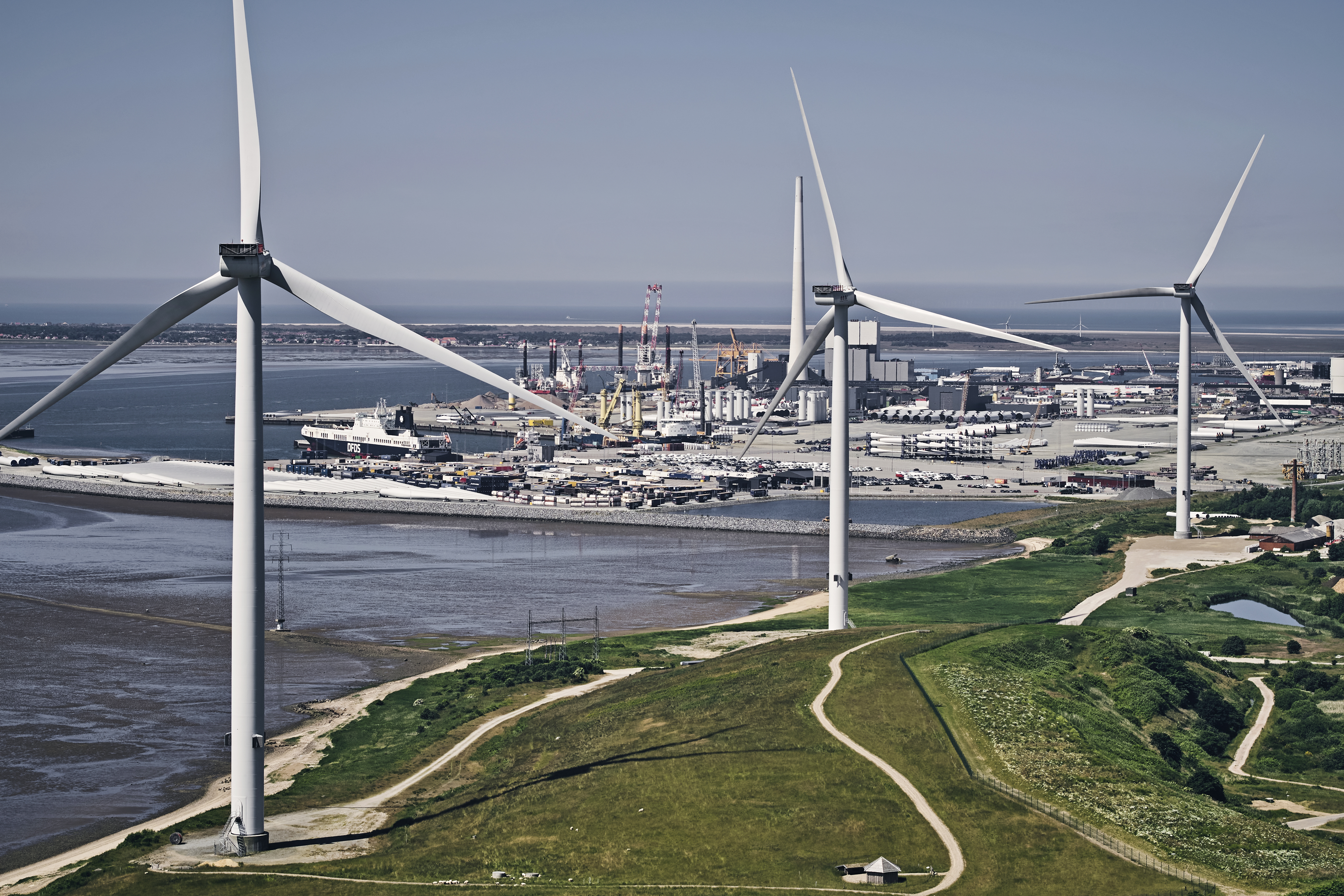 Vindmøller ved dansk kystnær industrihavn – grøn omstilling, bæredygtig energi og fremtidens faglærte hos Klimaerhvervsskoler