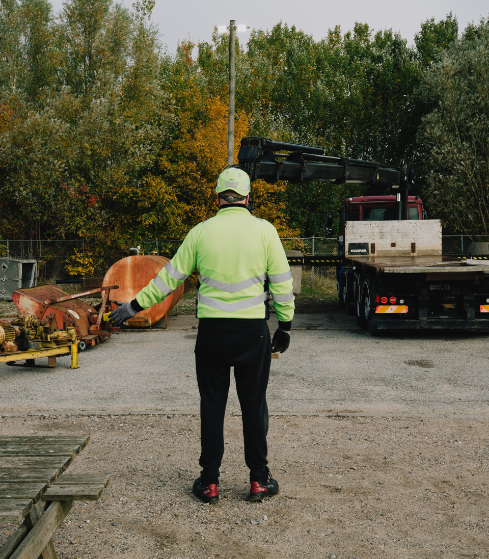 Elev på TECs transportuddannelse styrer godsoperation med kranbil i udendørs undervisningsmiljø med fokus på sikkerhed