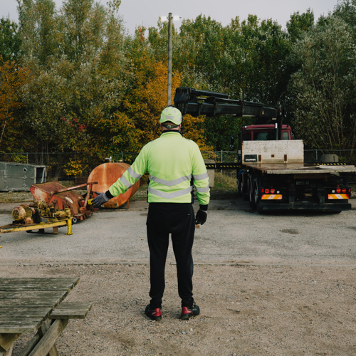 Elev på TECs transportuddannelse styrer godsoperation med kranbil i udendørs undervisningsmiljø med fokus på sikkerhed